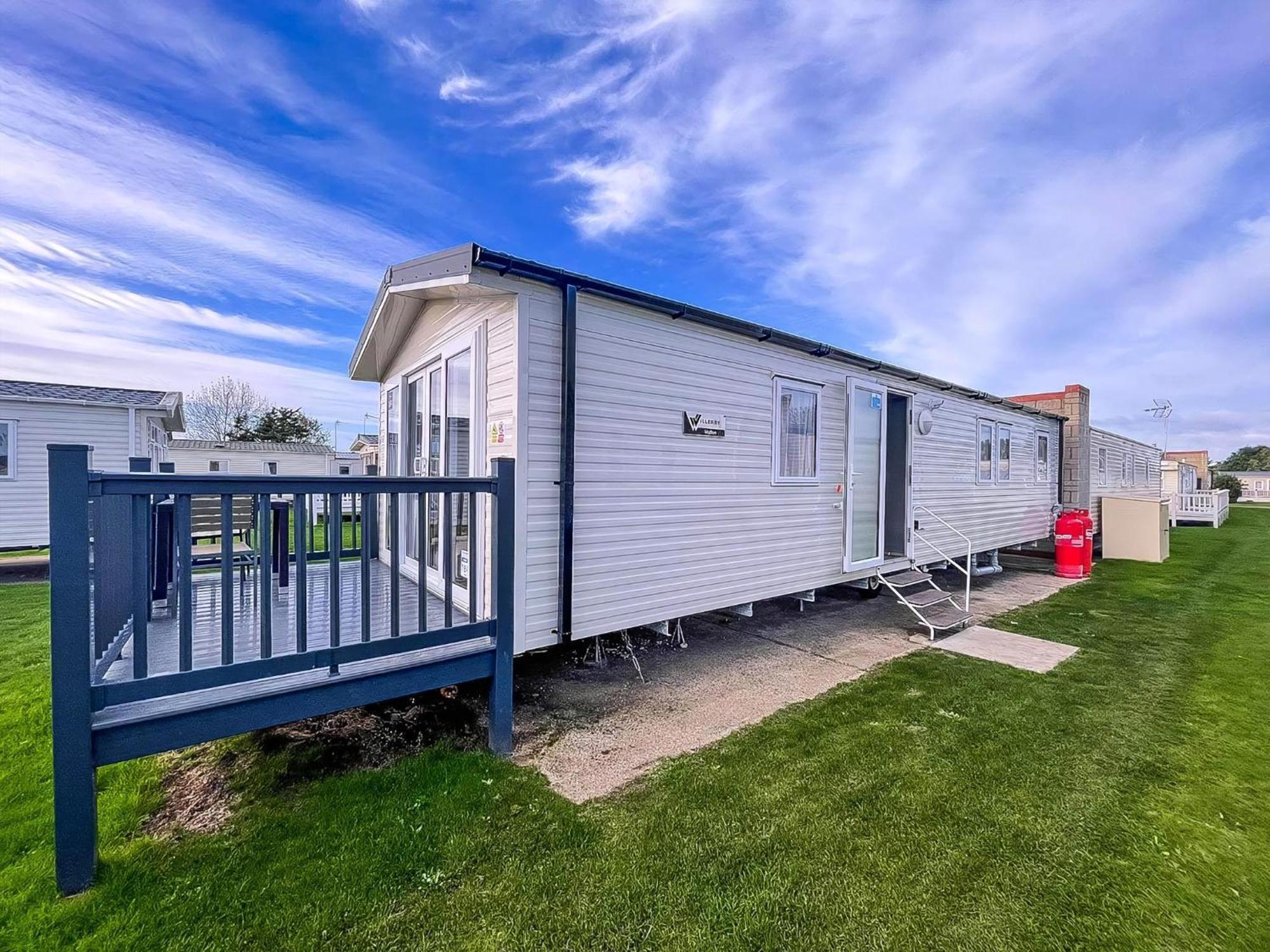 Beautiful 8 Berth Caravan With Decking At Naze Marine Park, Essex Ref 17184P Walton-on-the-Naze Exterior foto