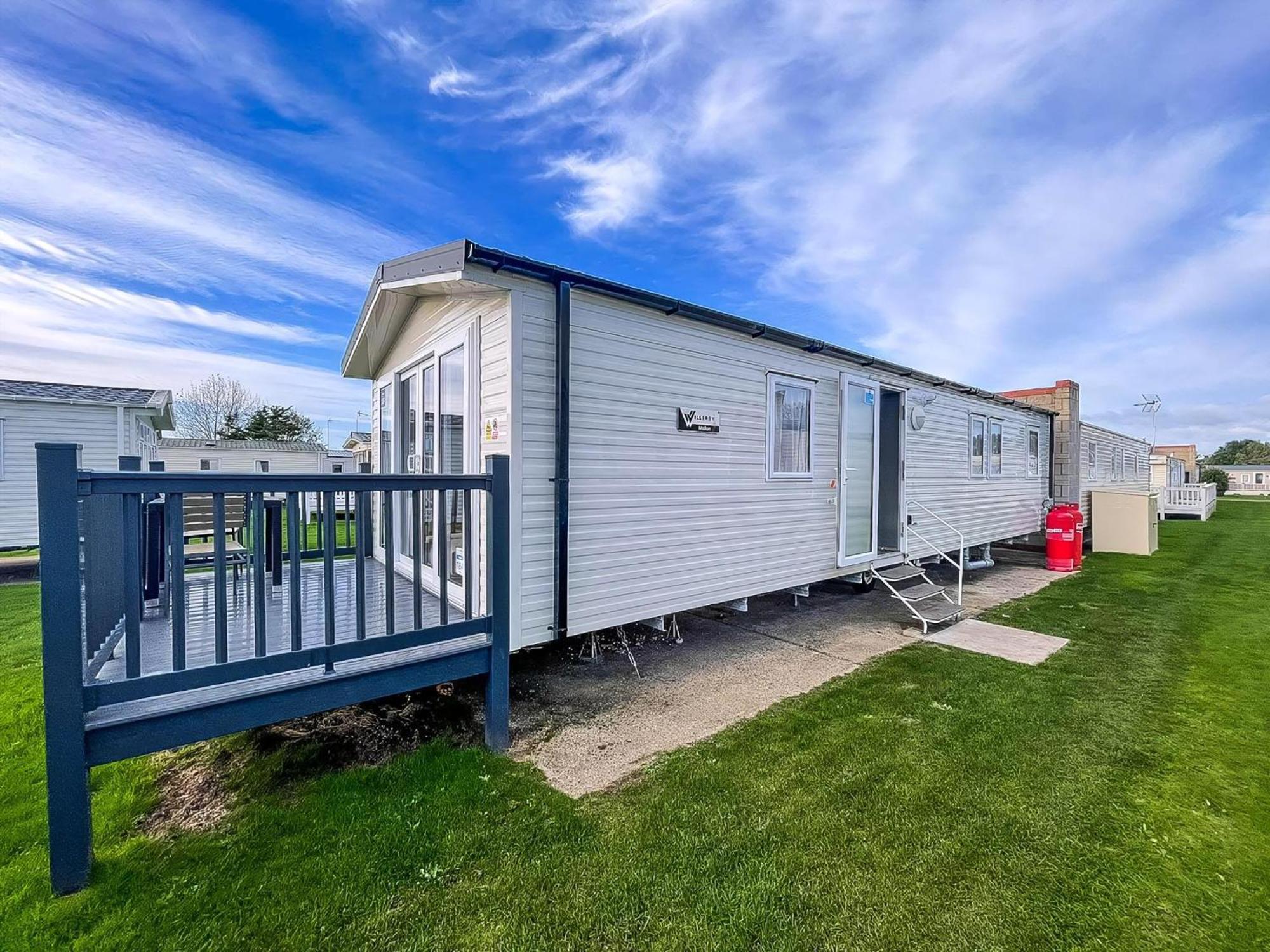 Beautiful 8 Berth Caravan With Decking At Naze Marine Park, Essex Ref 17184P Walton-on-the-Naze Exterior foto